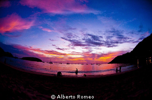 Sunset on Pucket beach. by Alberto Romeo 